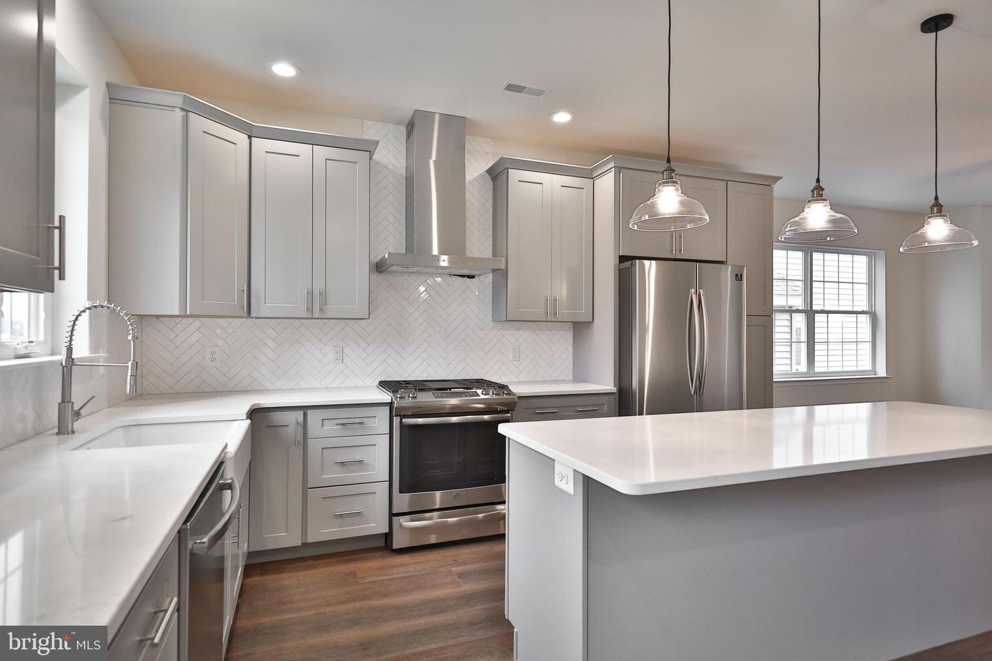 406 E 7th Ave Property Photo 22