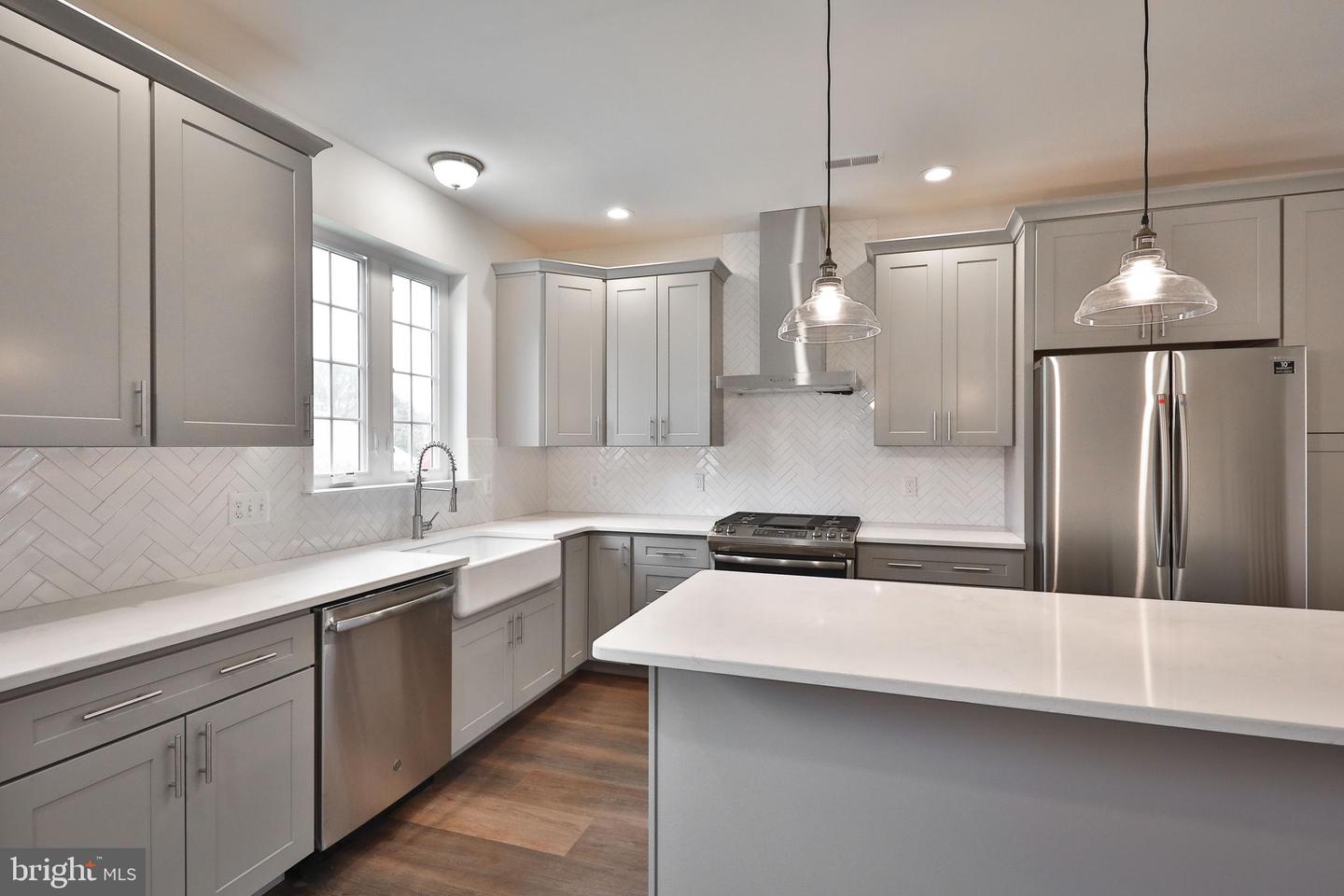 406 E 7th Ave Property Photo 23