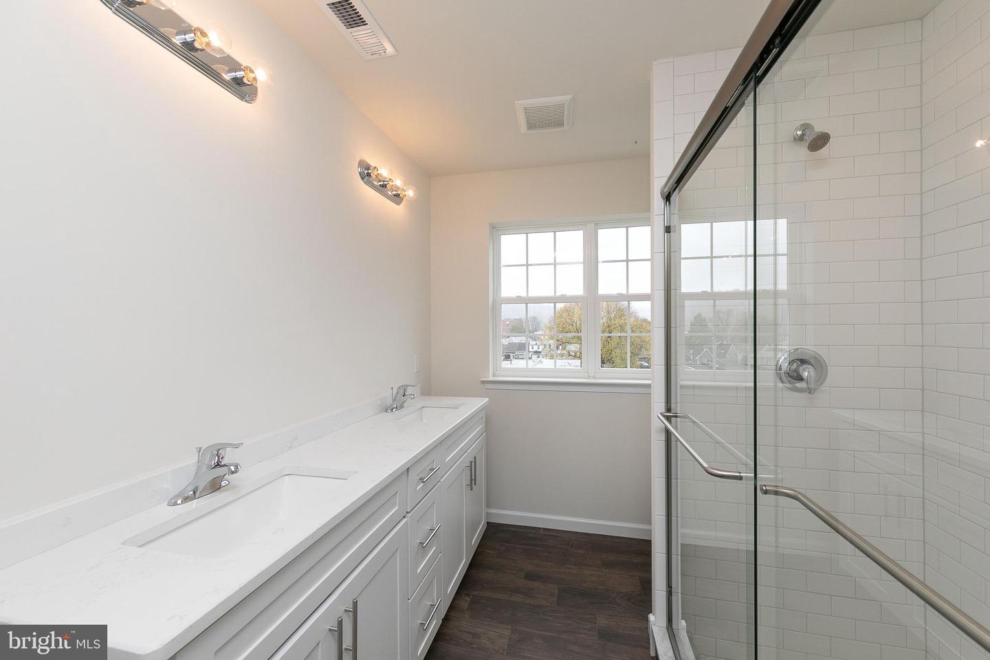 406 E 7th Ave Property Photo 27