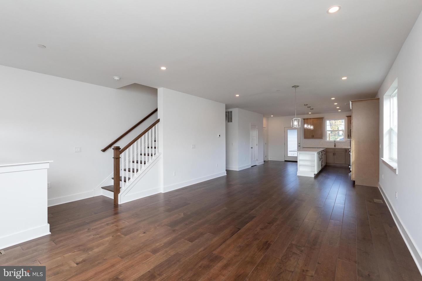 406 E 7th Ave Property Photo 38