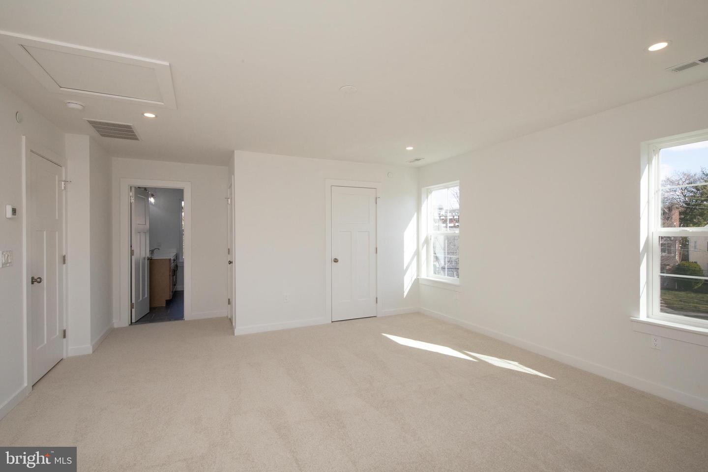 406 E 7th Ave Property Photo 59