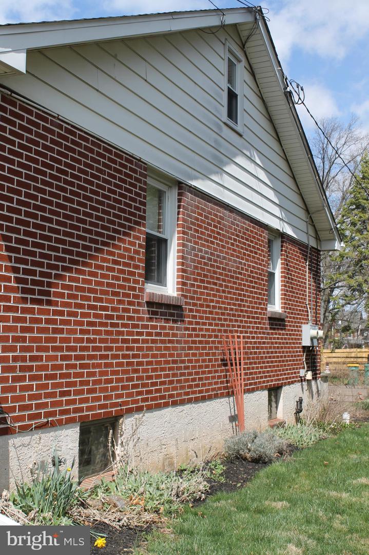 121 E 5th St Property Photo 4