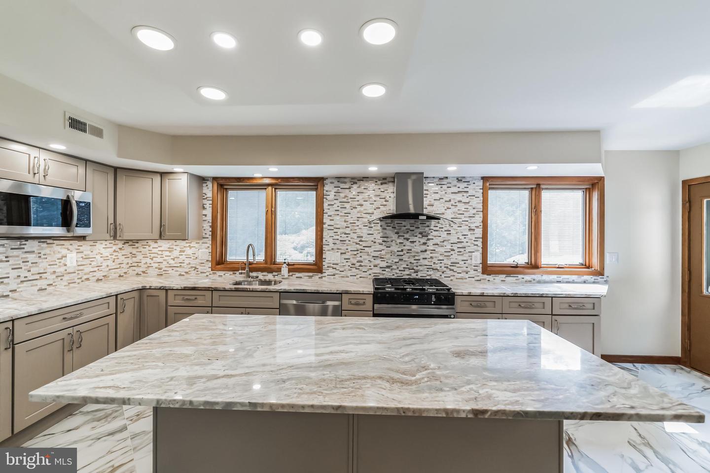 468 Long Ln Property Photo 14