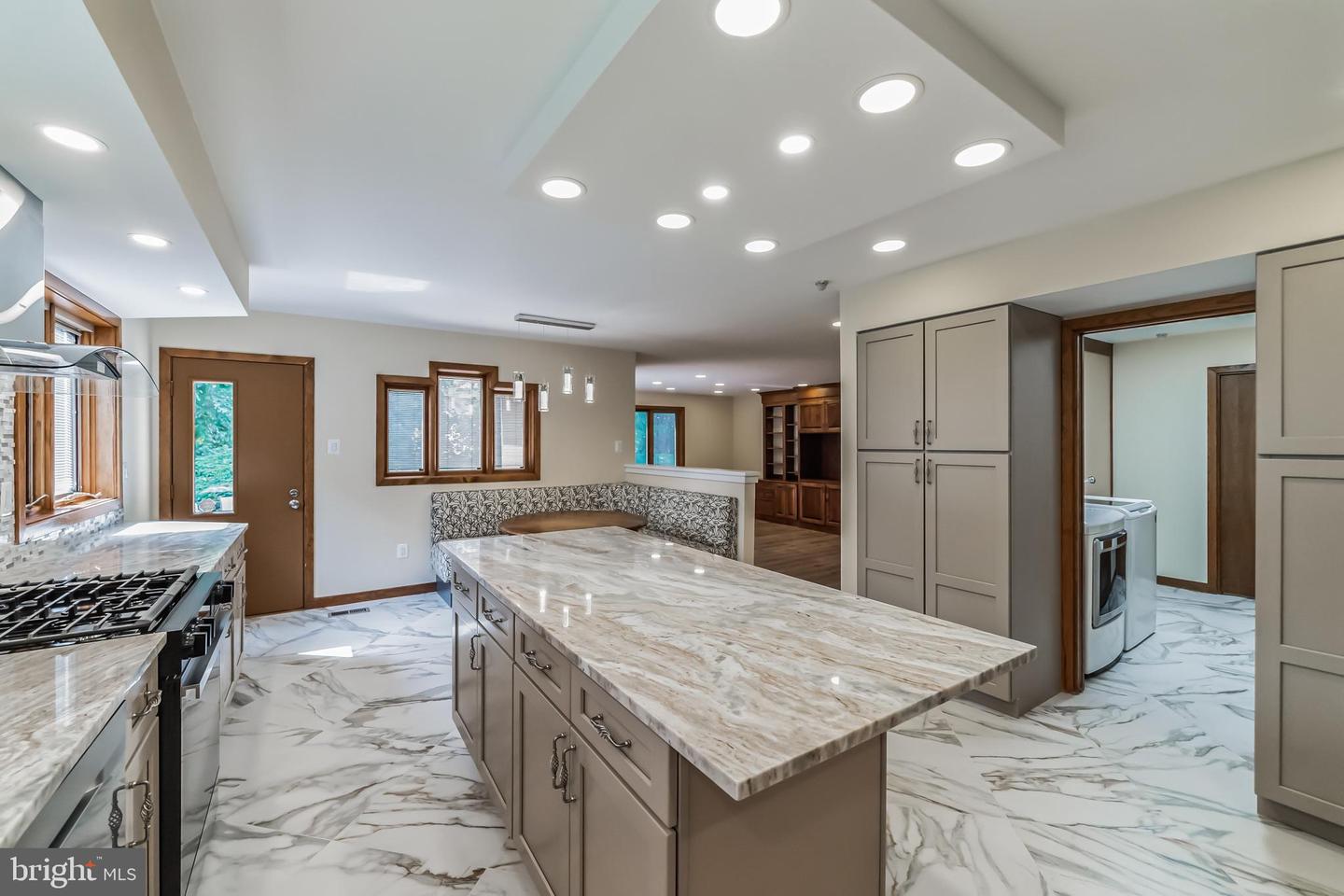 468 Long Ln Property Photo 16