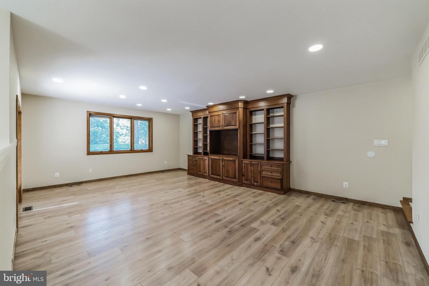 468 Long Ln Property Photo 19