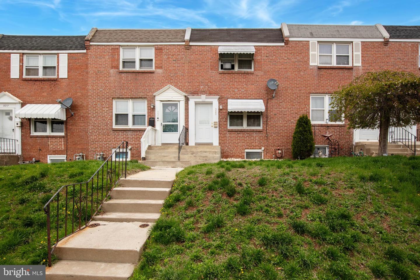 323 W Warren St Property Photo 1