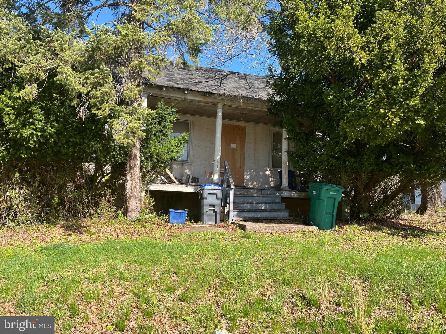 105 W 3rd Ave Property Photo 1