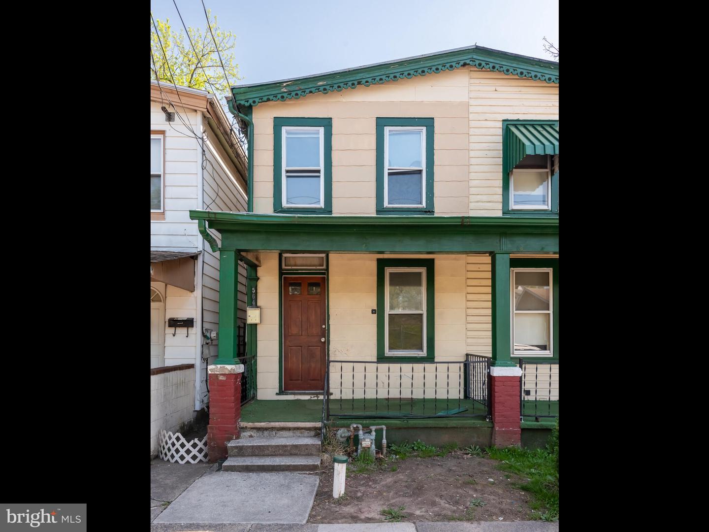 564 WALNUT ST Property Photo 1
