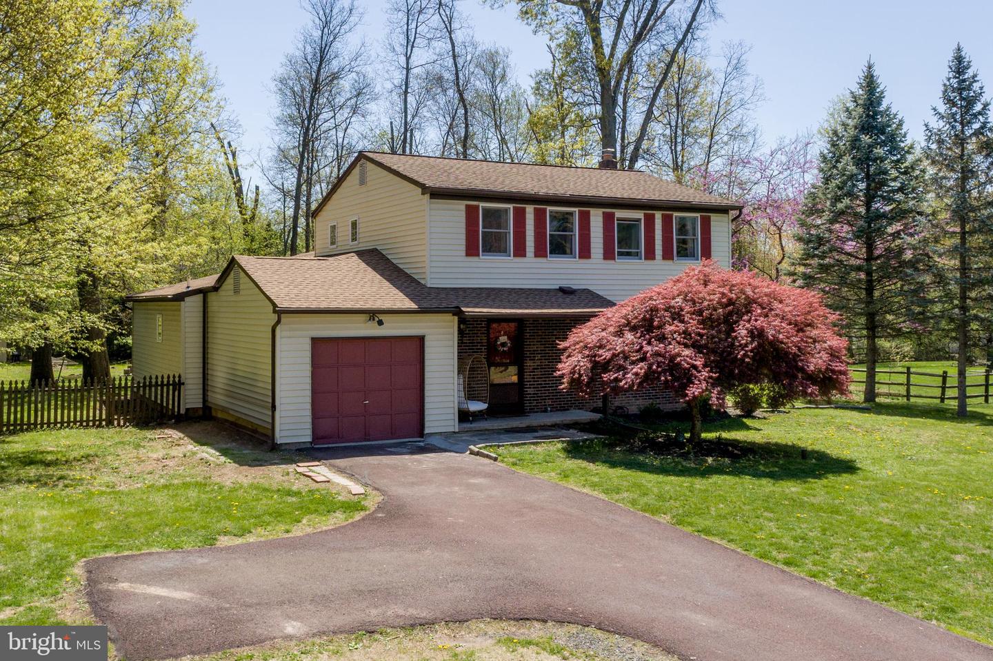 2741 Valley Woods Rd Property Photo