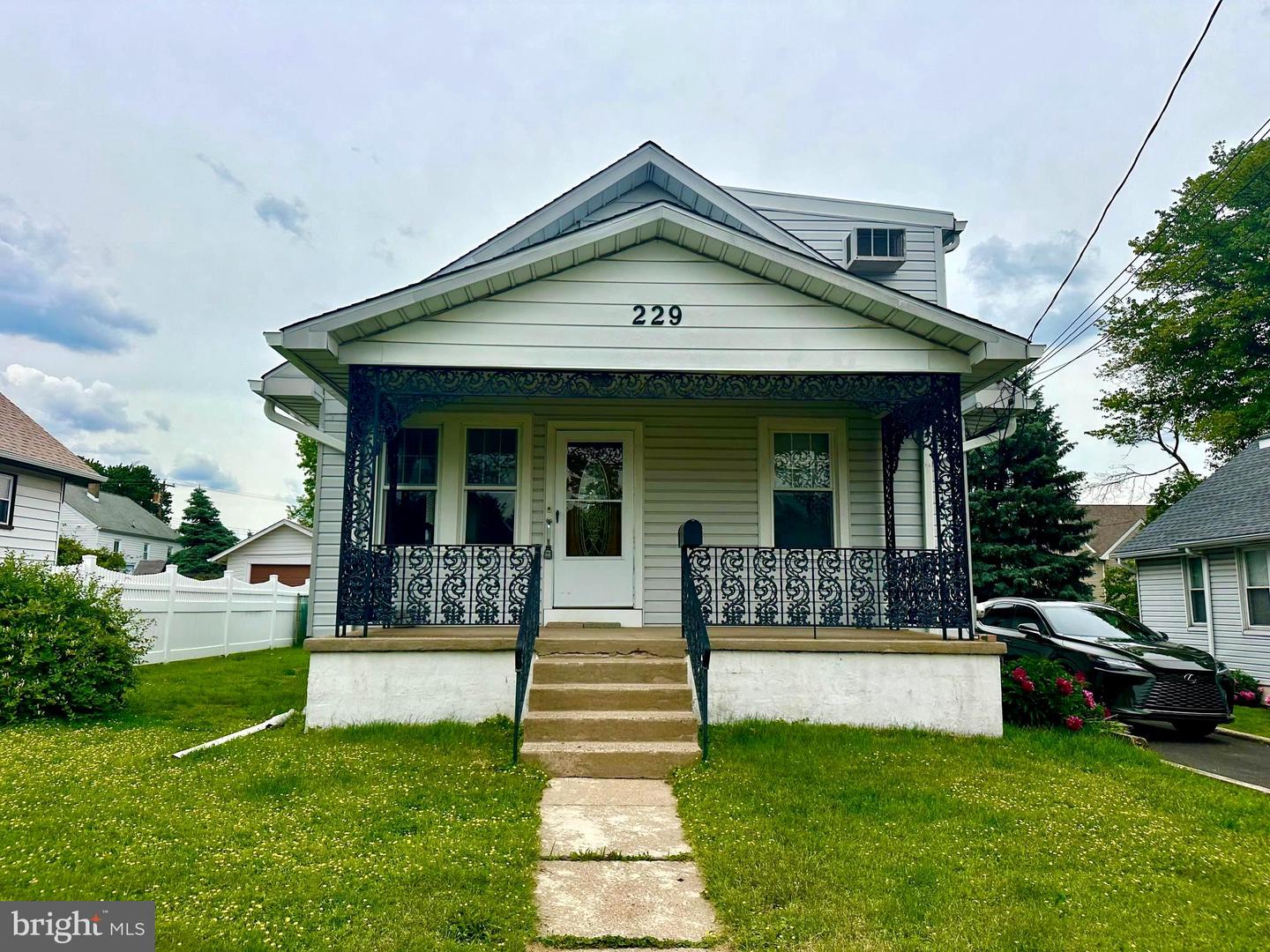 229 Warren St Property Photo 1