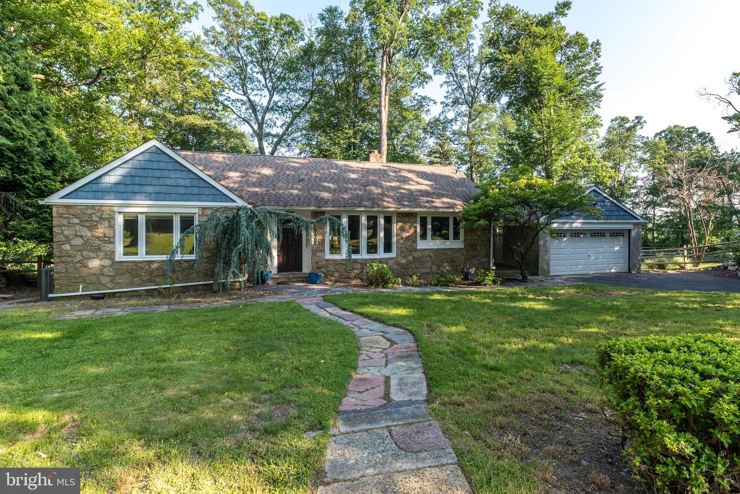 1901 Acorn Ln Property Photo 1