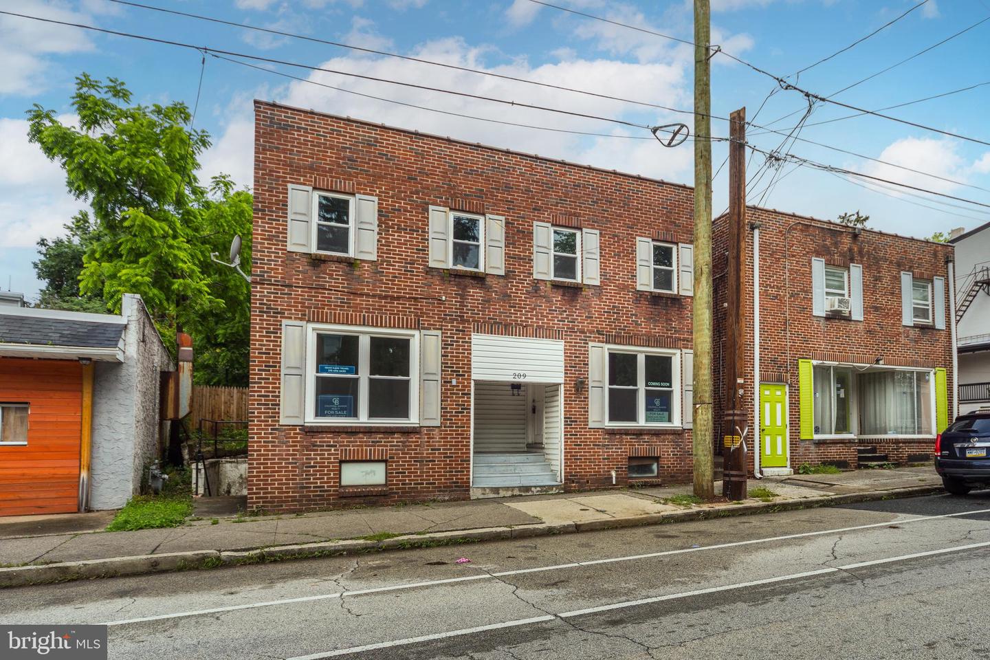 209 N YORK ST Property Photo 1