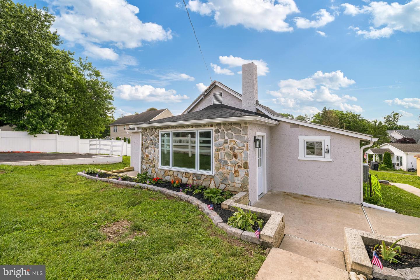 15 Henry Ave Property Photo 1