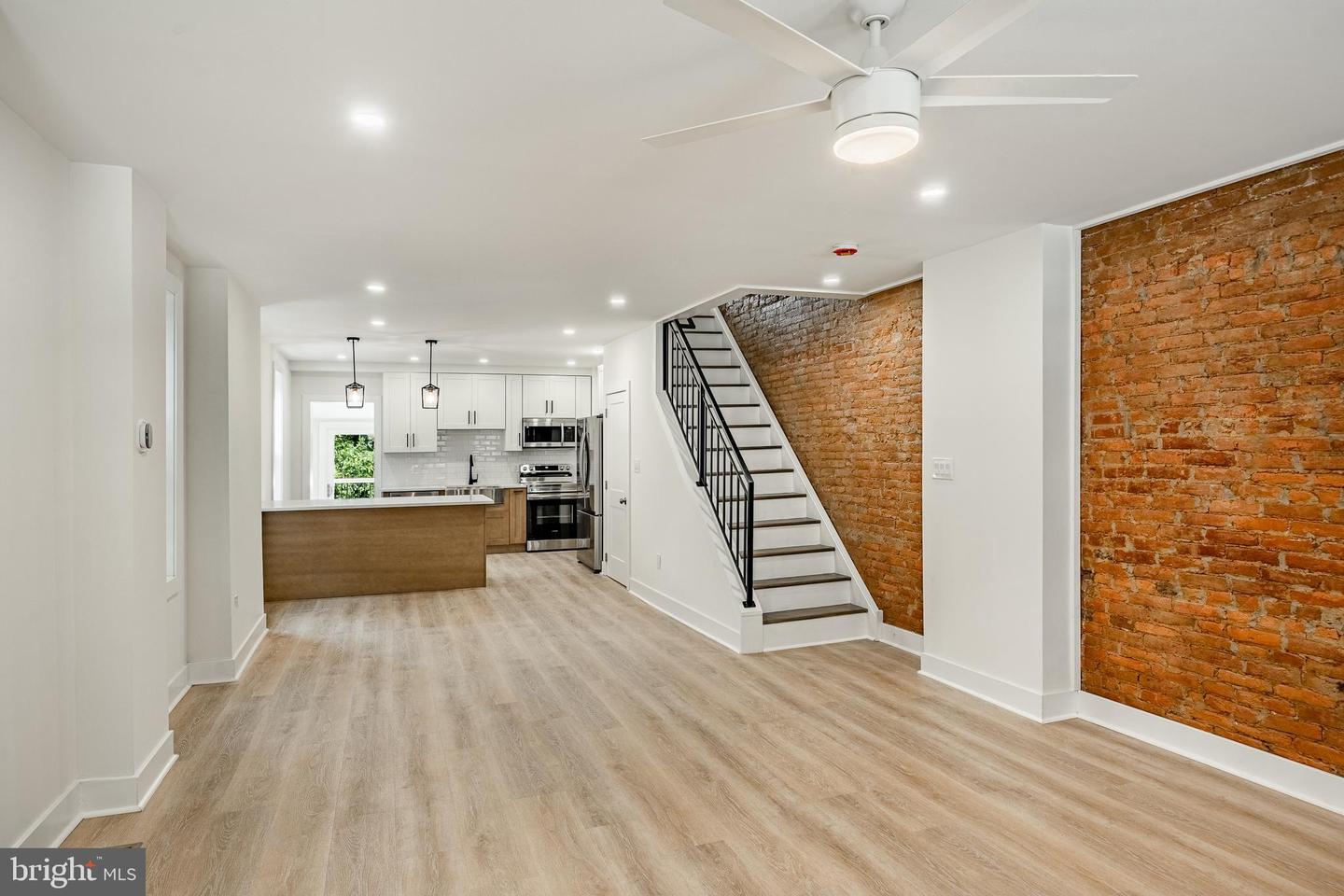 221 Ford St Property Photo 1