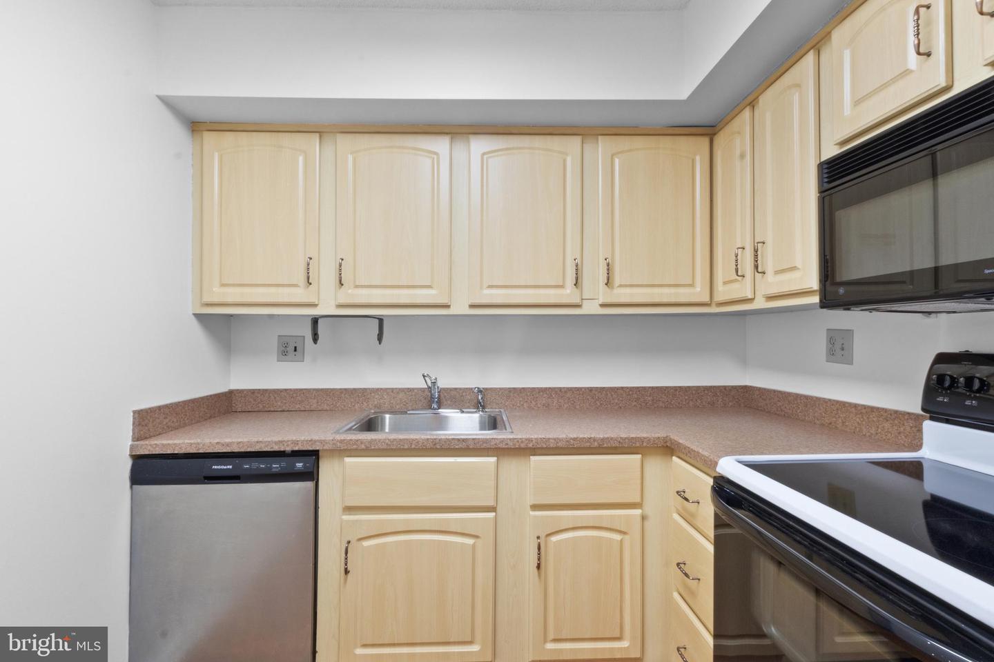 666 W Germantown Pike #2706 Property Photo 16