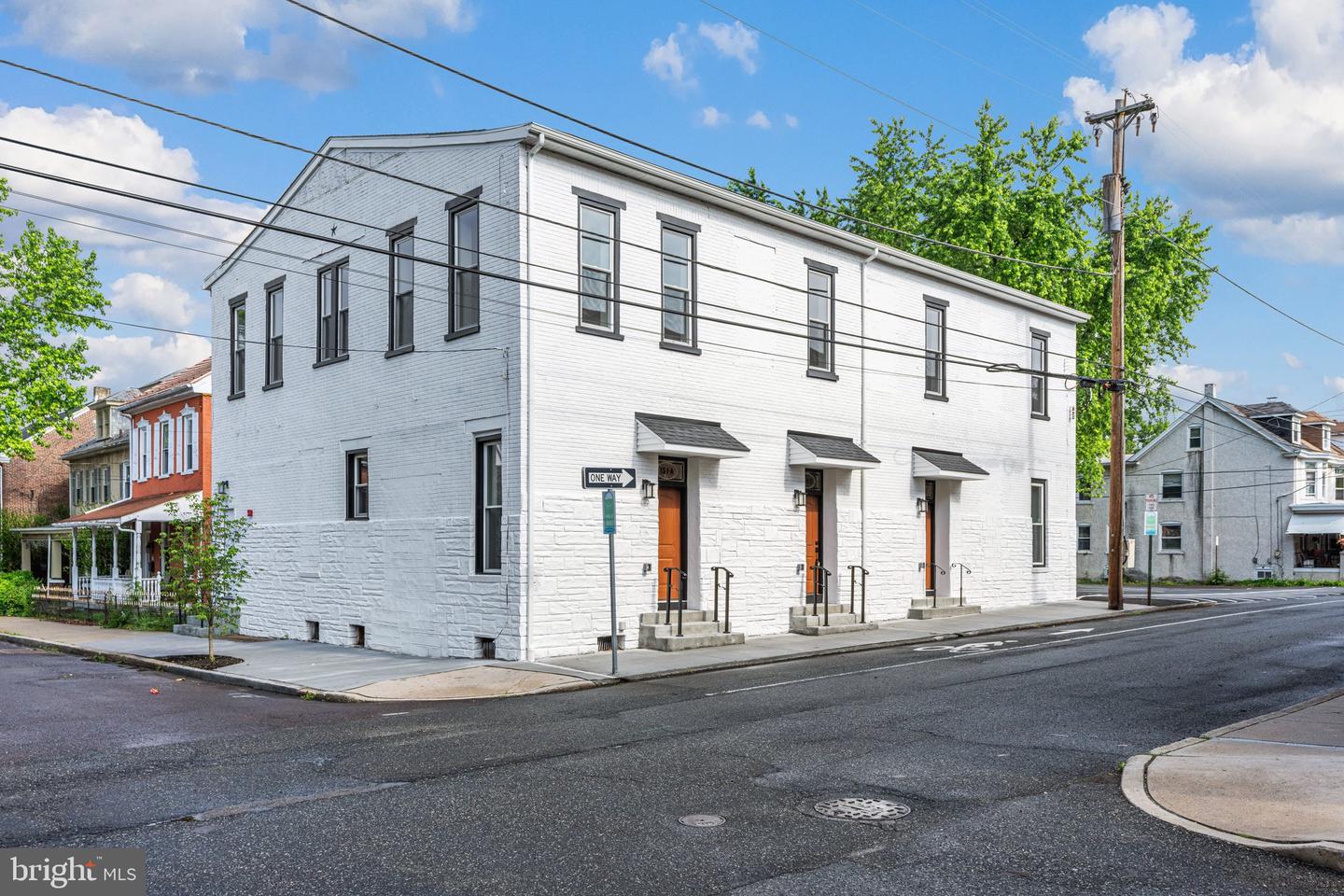 151 N York St Property Photo 1