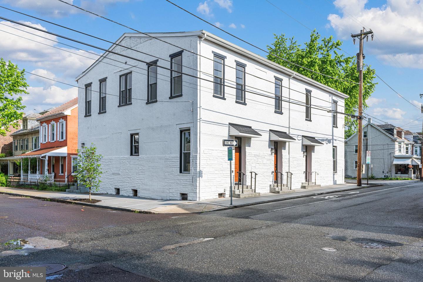 151 N York St Property Photo 3