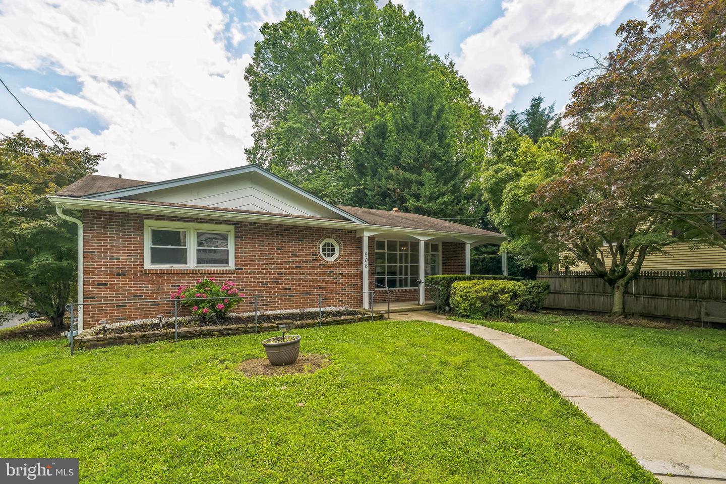 906 Campbell Ln Property Photo 1