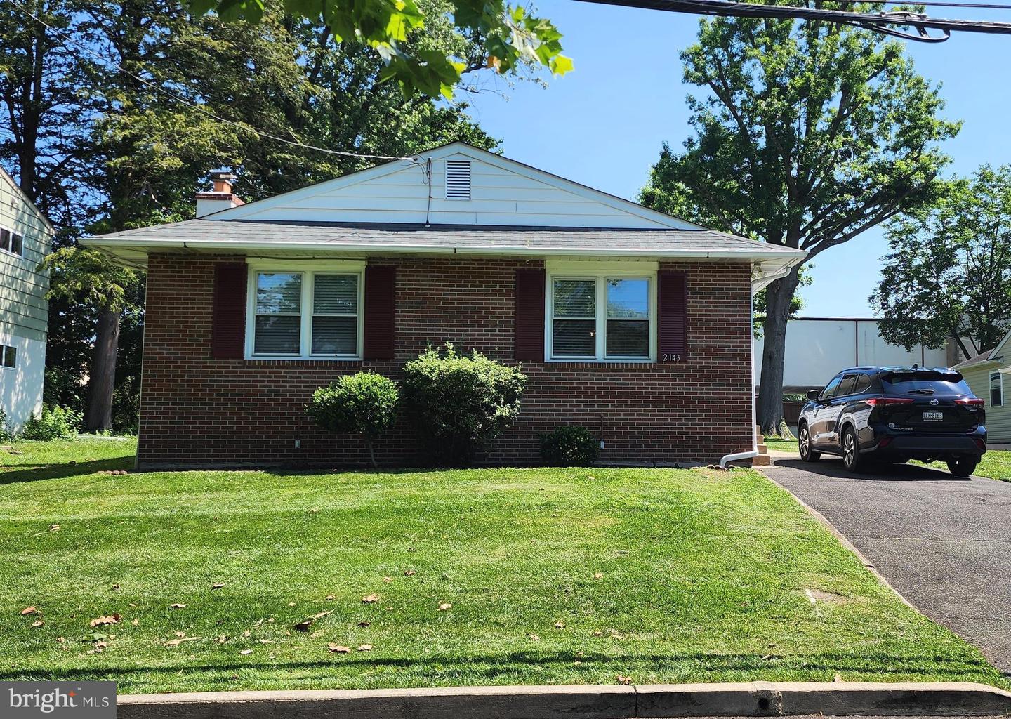 2143 Stratford Ave Property Photo 1