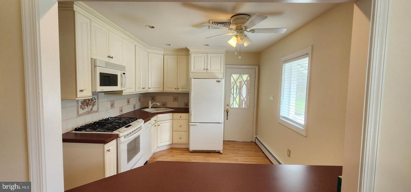 2143 Stratford Ave Property Photo 5