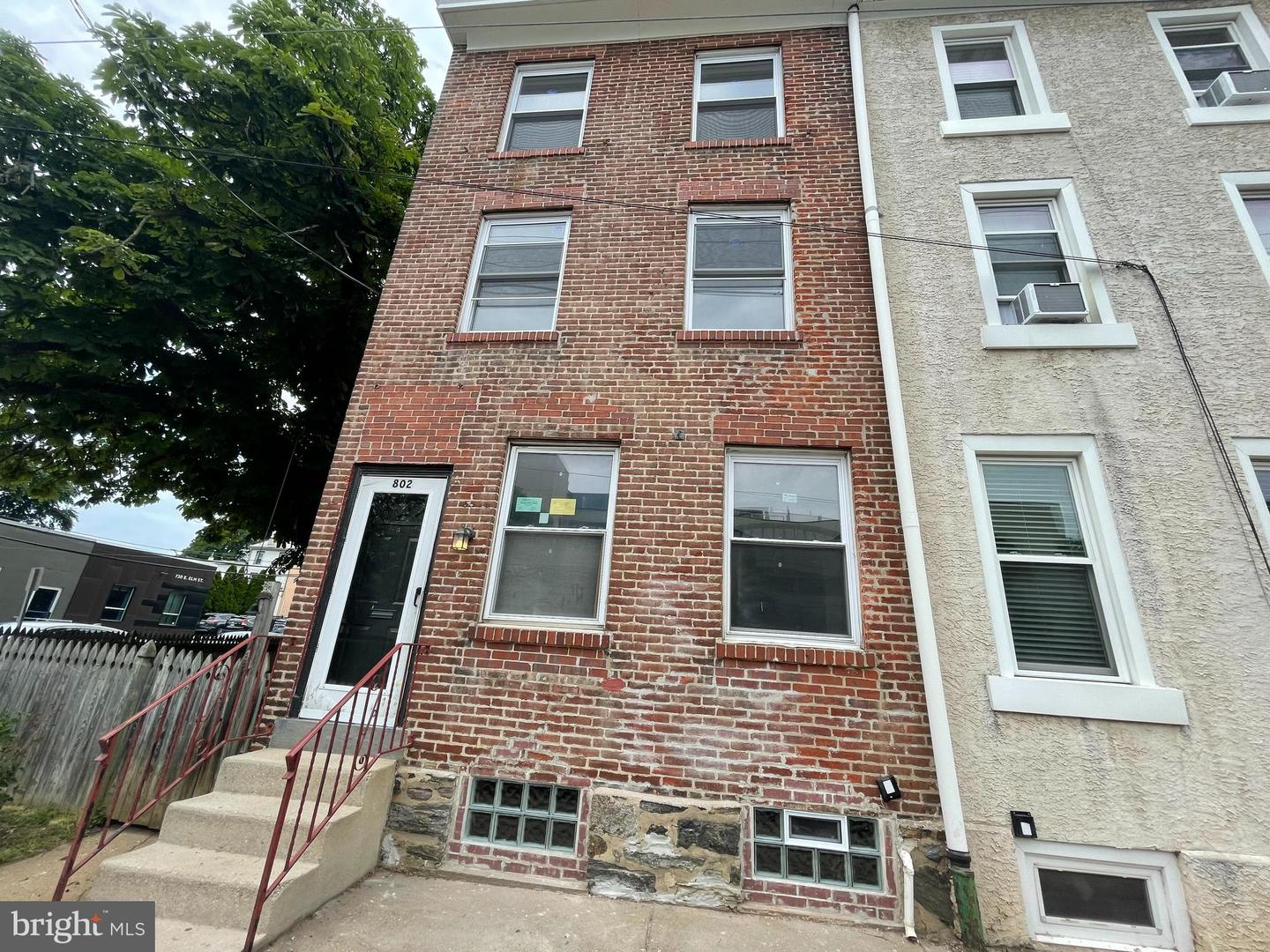 802 E Elm St Property Photo 1
