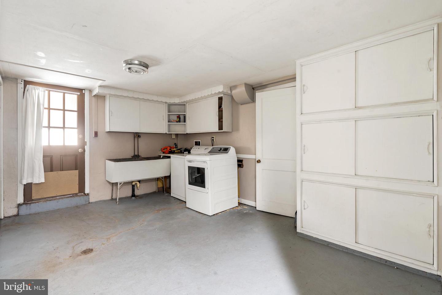 559 Belmont St Property Photo 15