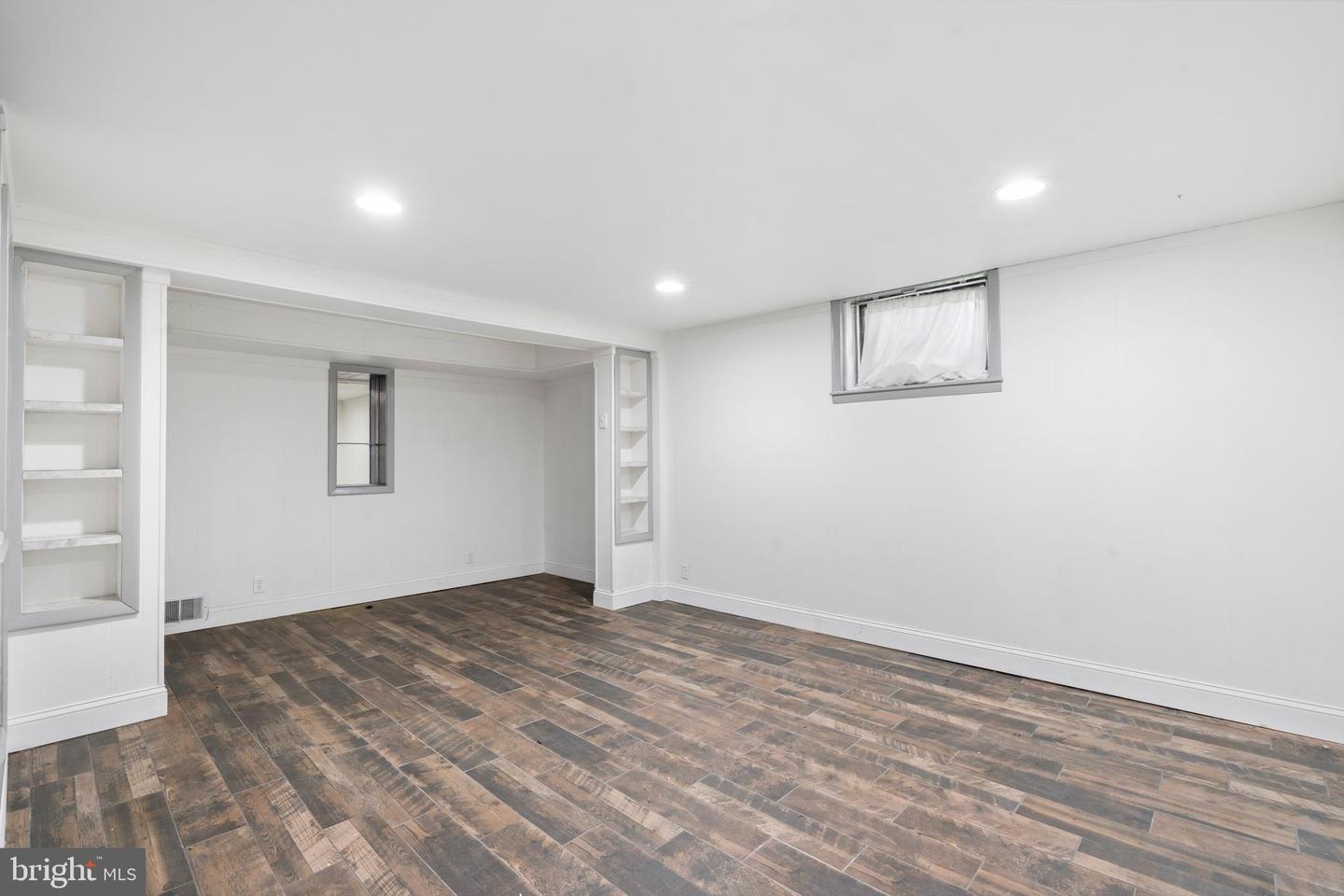559 Belmont St Property Photo 19