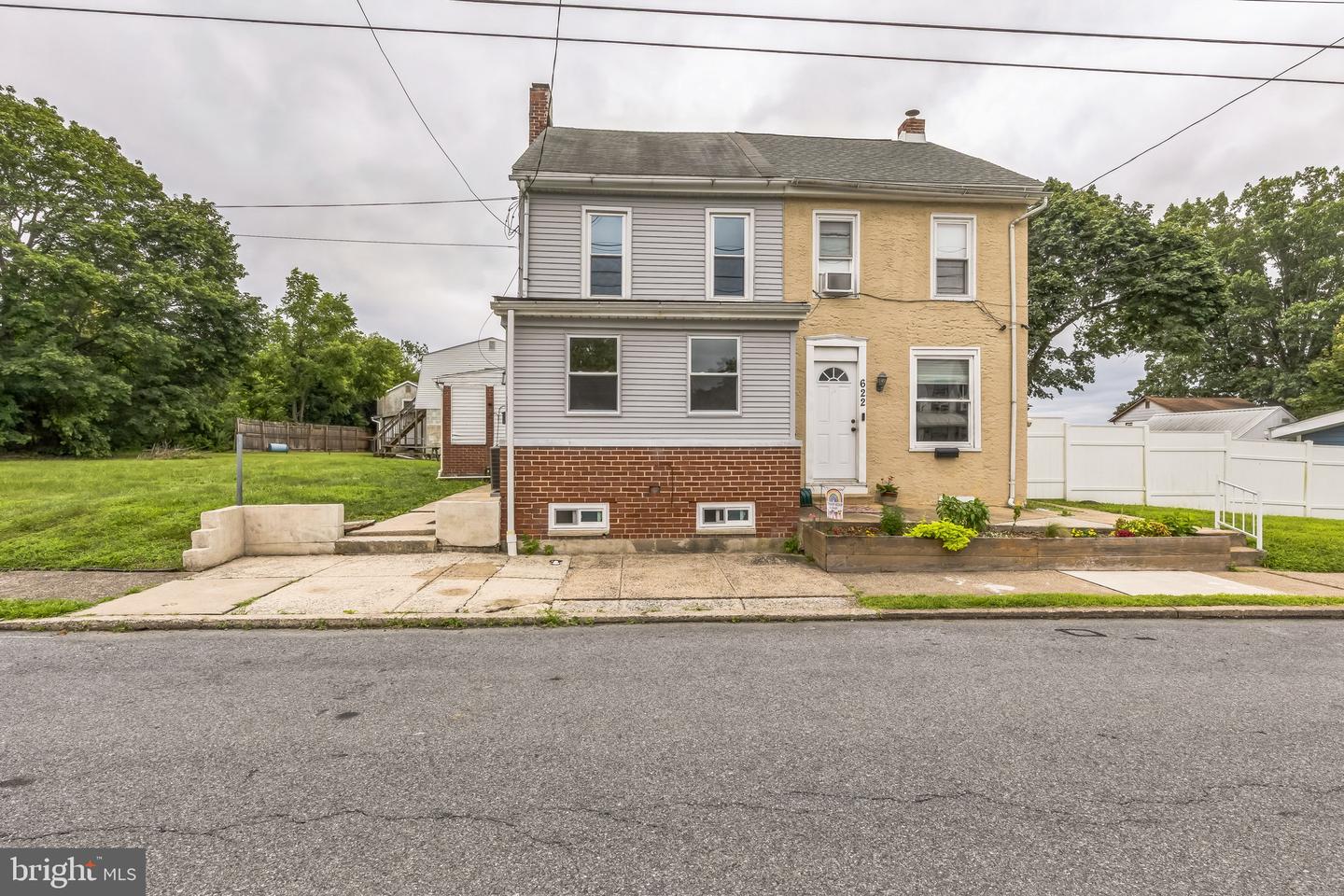 624 E HOWARD ST Property Photo 1