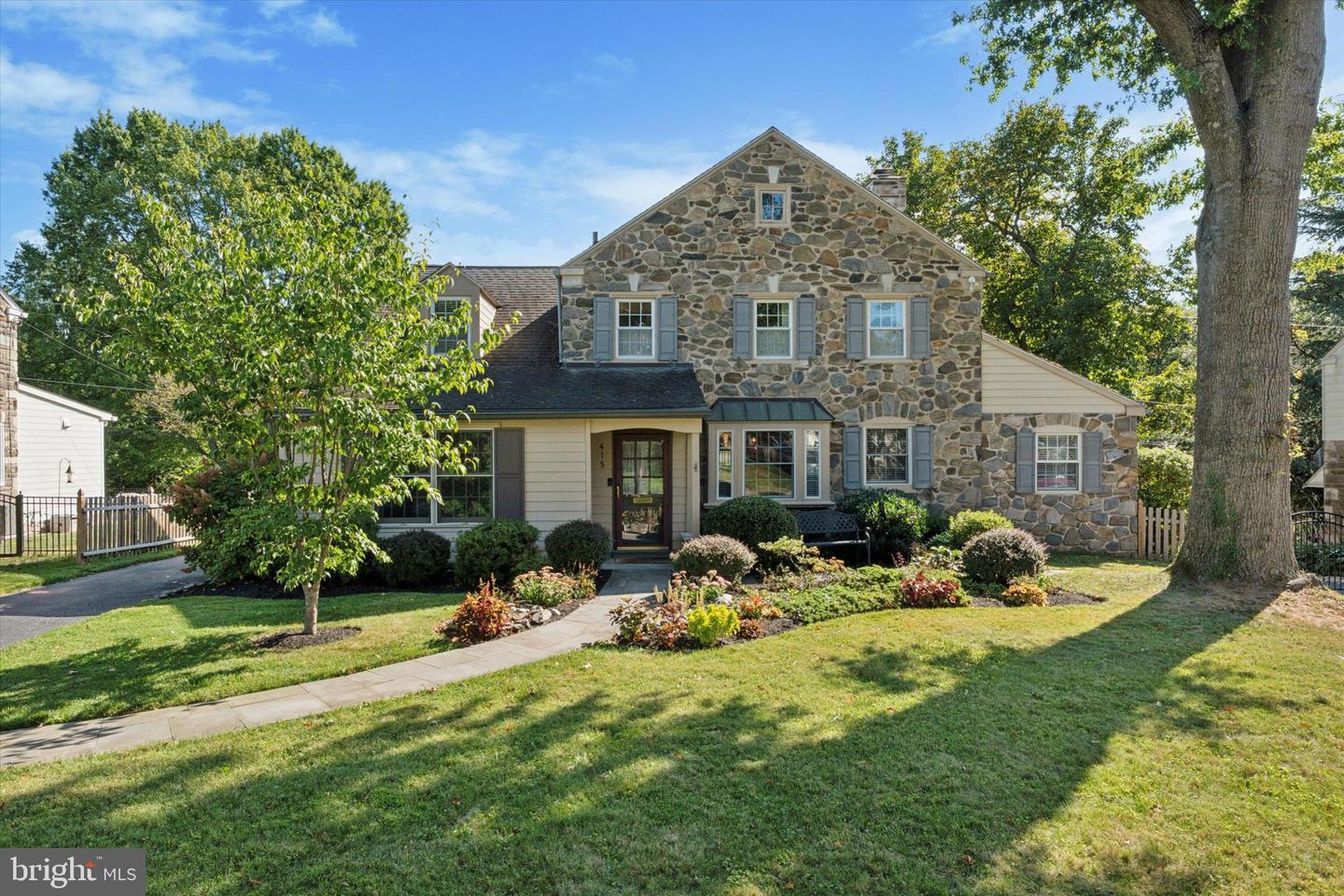 415 Parkview Dr Property Photo 1