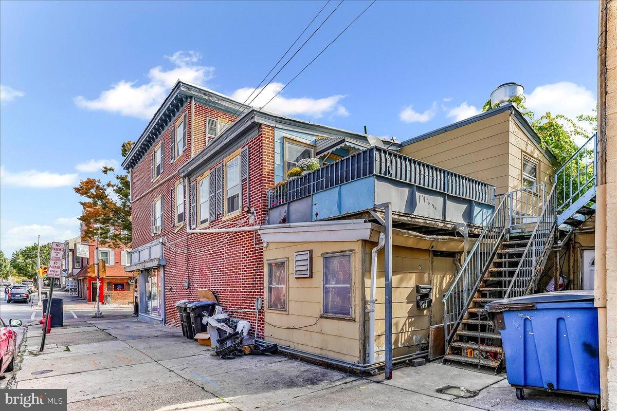 344 W Marshall St Property Photo 9