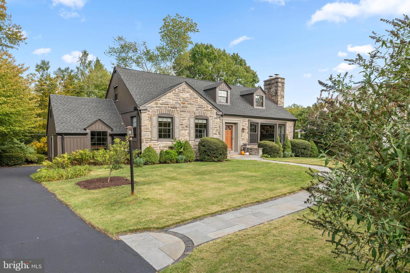 421 Parkview Dr Property Photo 1