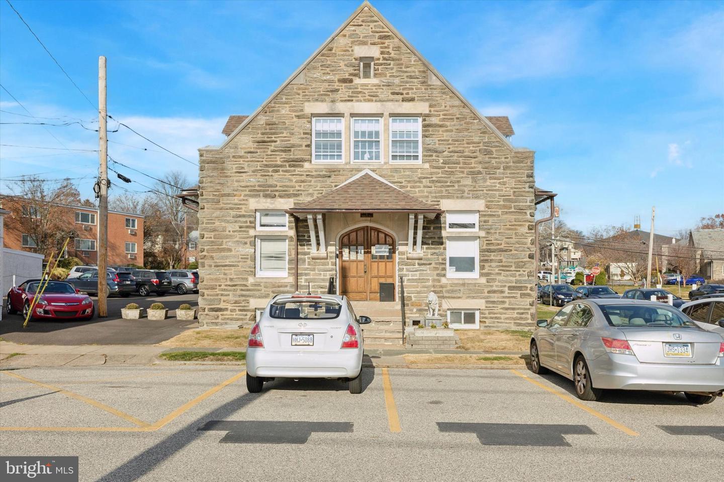 1 ROBERTS AVE Property Photo 1