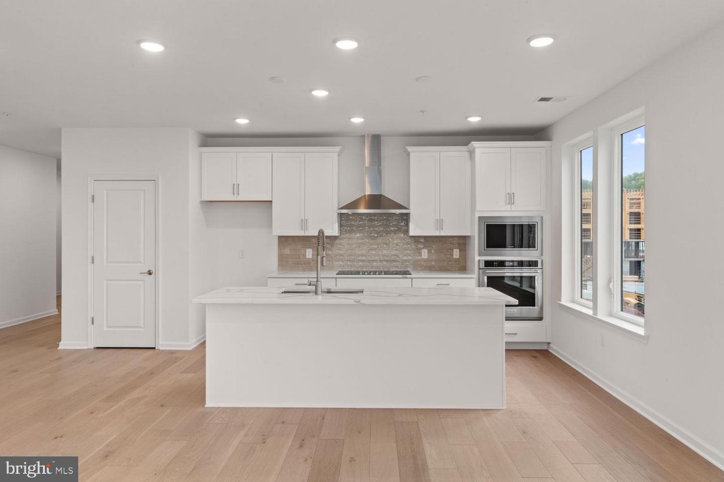 421 Washington St #108 Lewis Property Photo 2