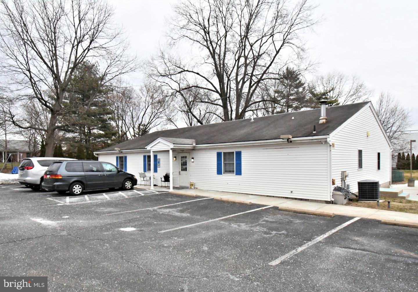 448 School Ln Property Photo 3