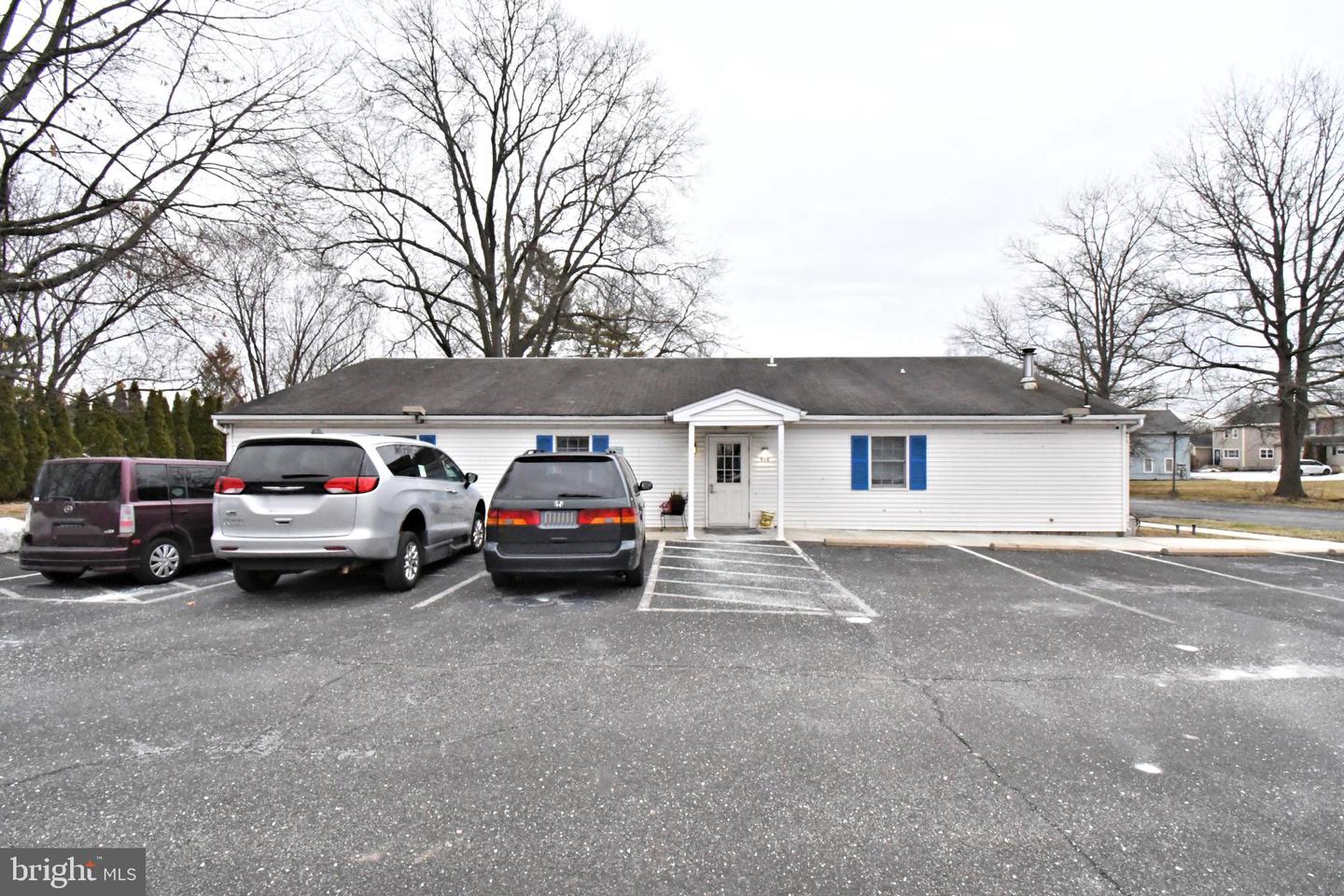 448 School Ln Property Photo 4