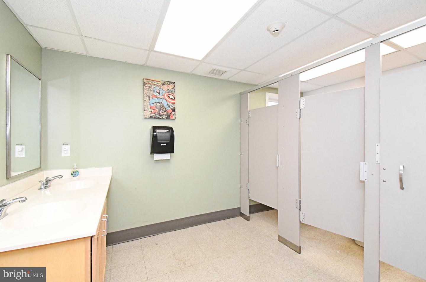 448 School Ln Property Photo 11