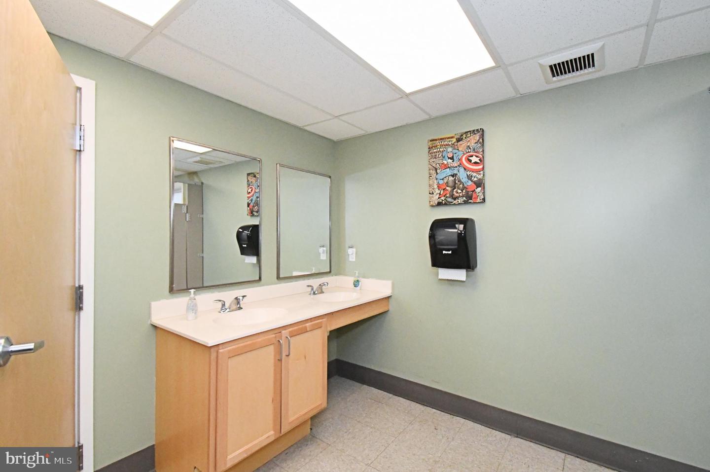 448 School Ln Property Photo 12