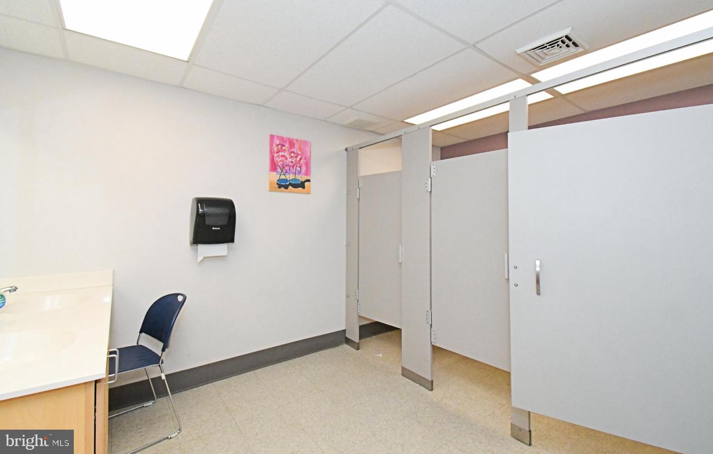 448 School Ln Property Photo 13