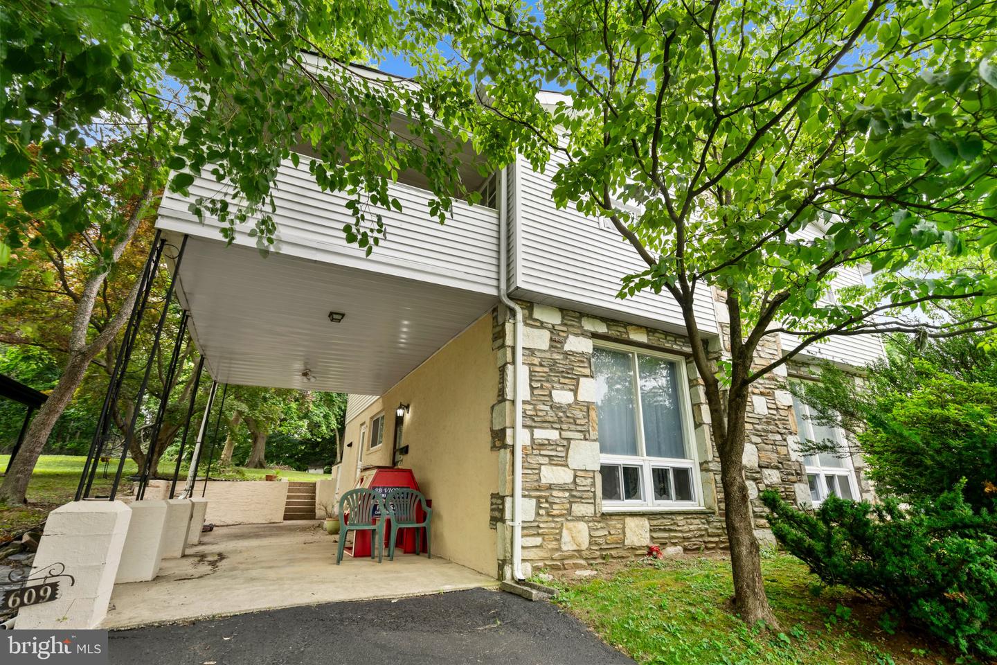 609 Foster Rd Property Photo 3