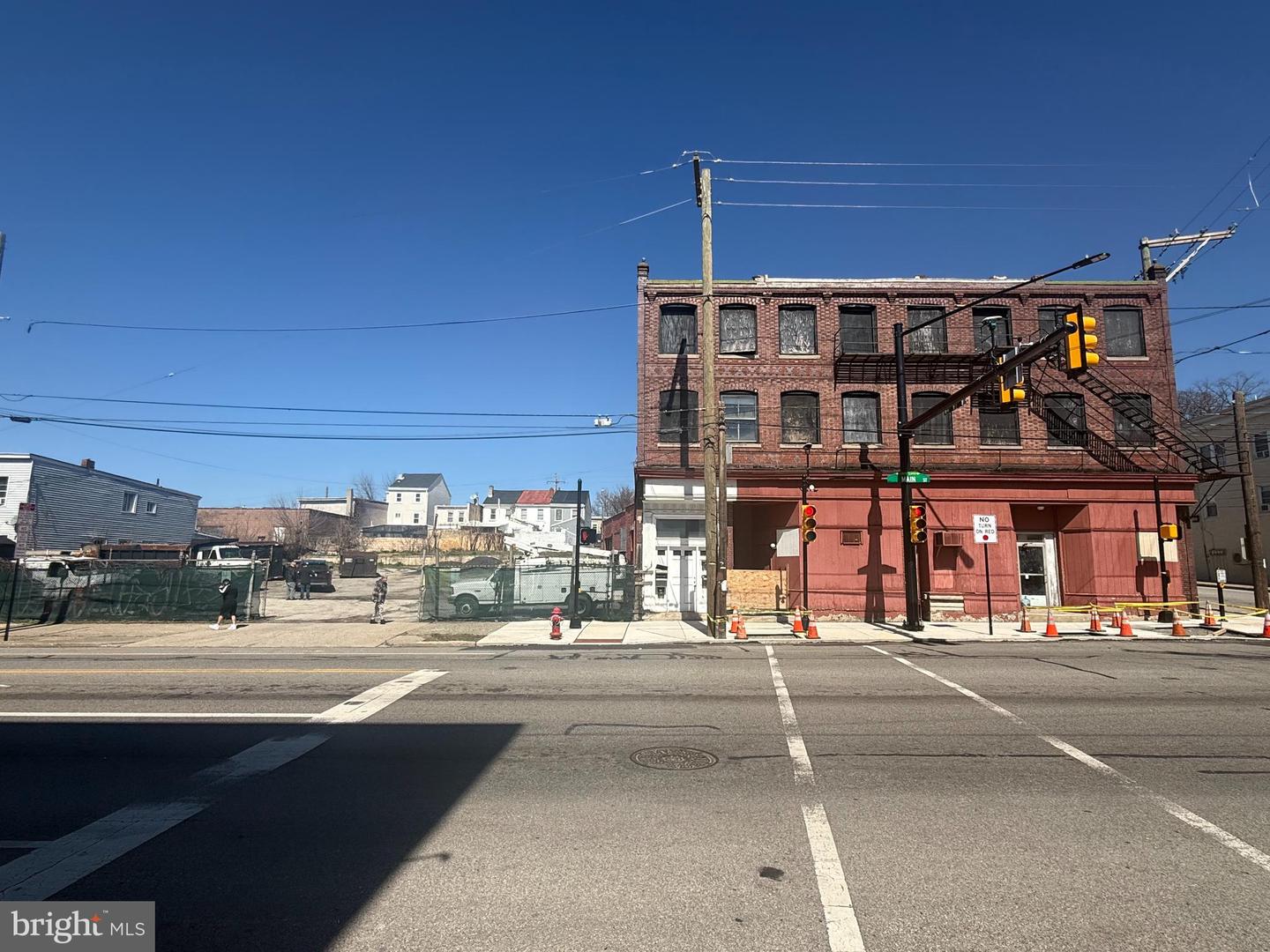 371 E MAIN ST