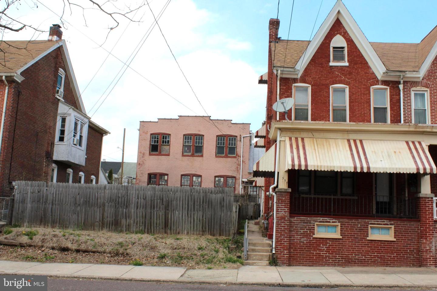 557 Lincoln Ave Property Photo 1