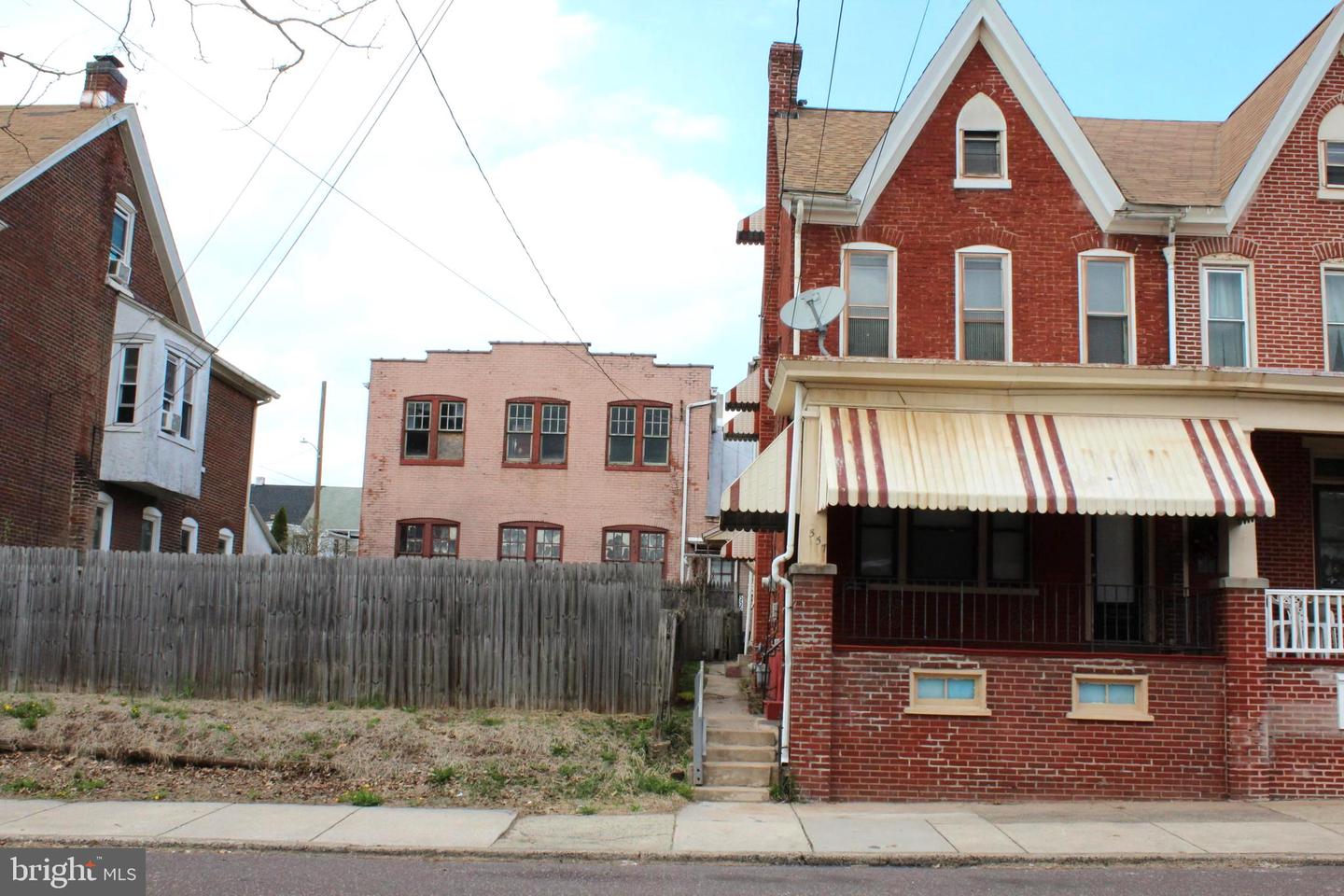 557 Lincoln Ave Property Photo 2