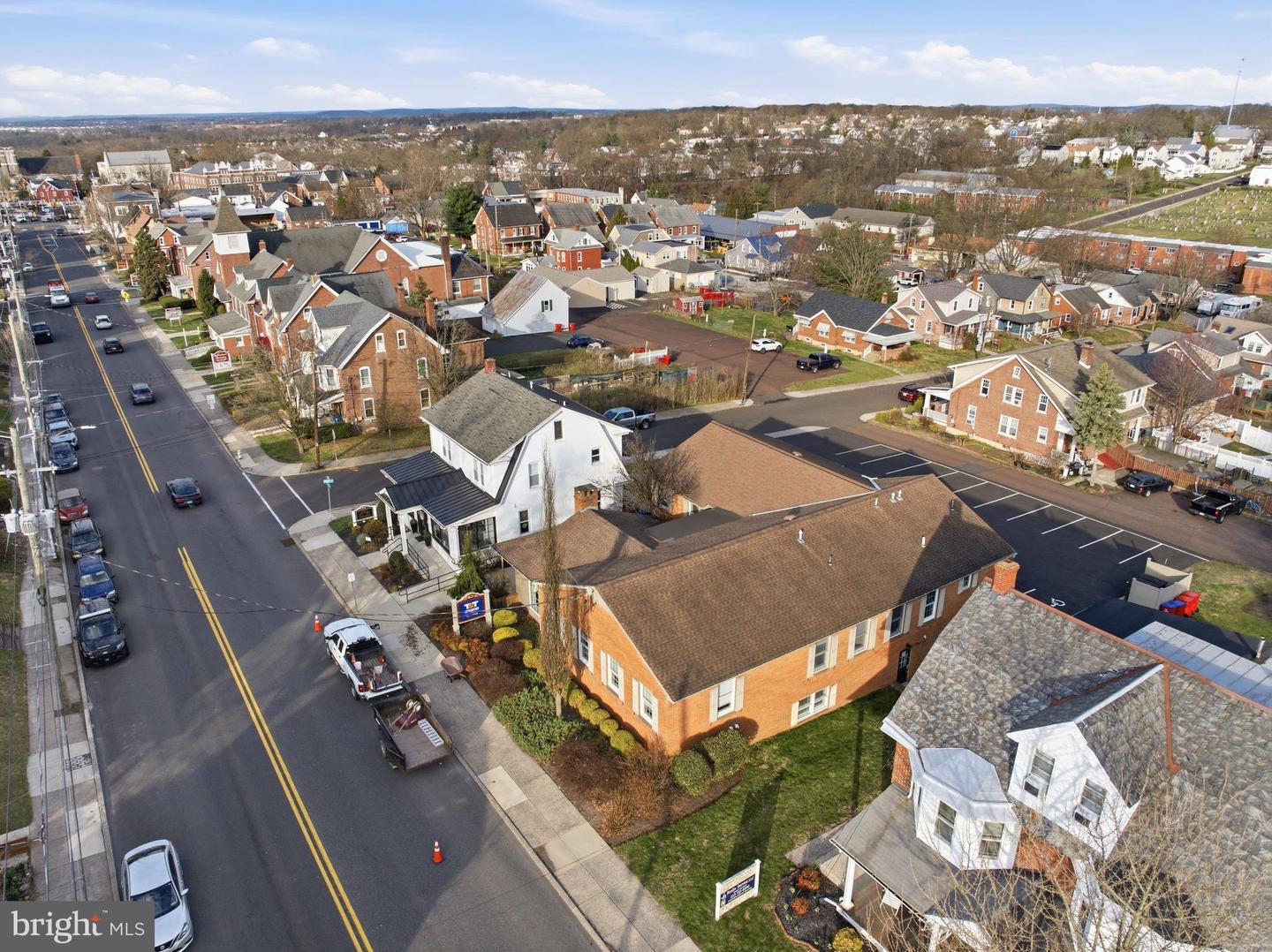 307 E Broad St Property Photo 4