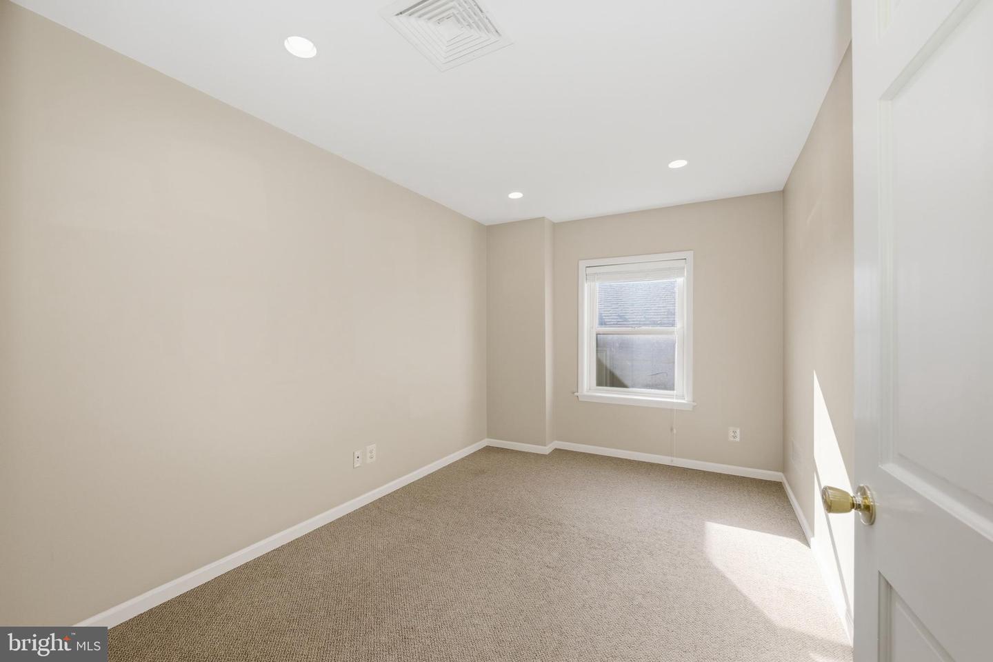 307 E Broad St Property Photo 37