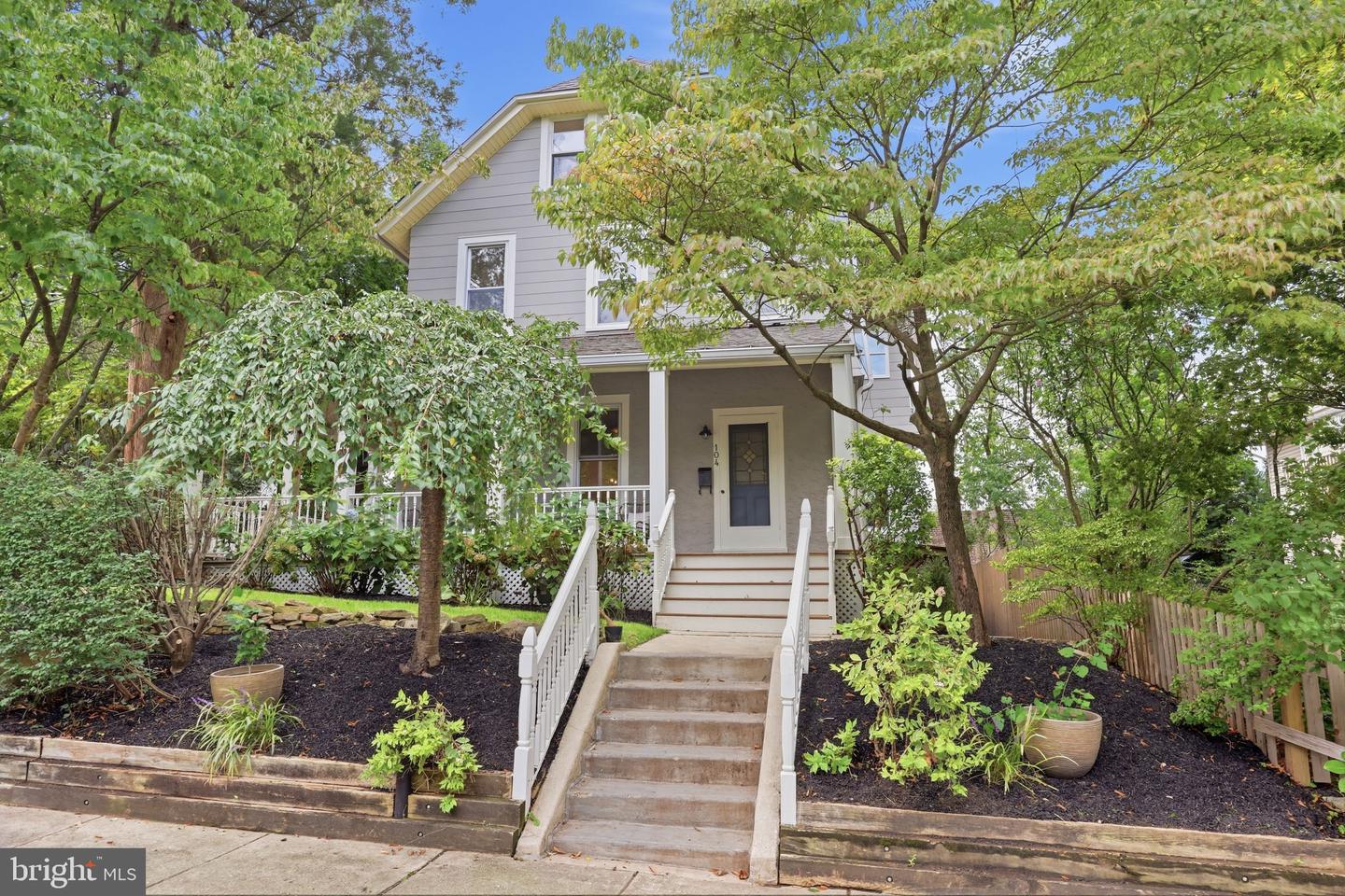 104 Grayling Ave Property Photo 1
