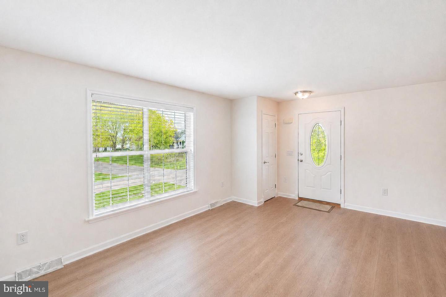 423 Honeysuckle Ln Property Photo 6