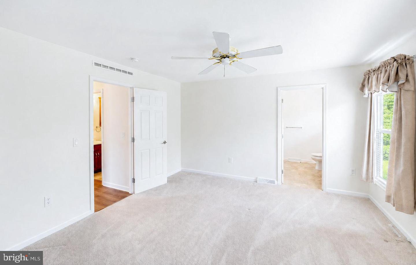 423 Honeysuckle Ln Property Photo 18