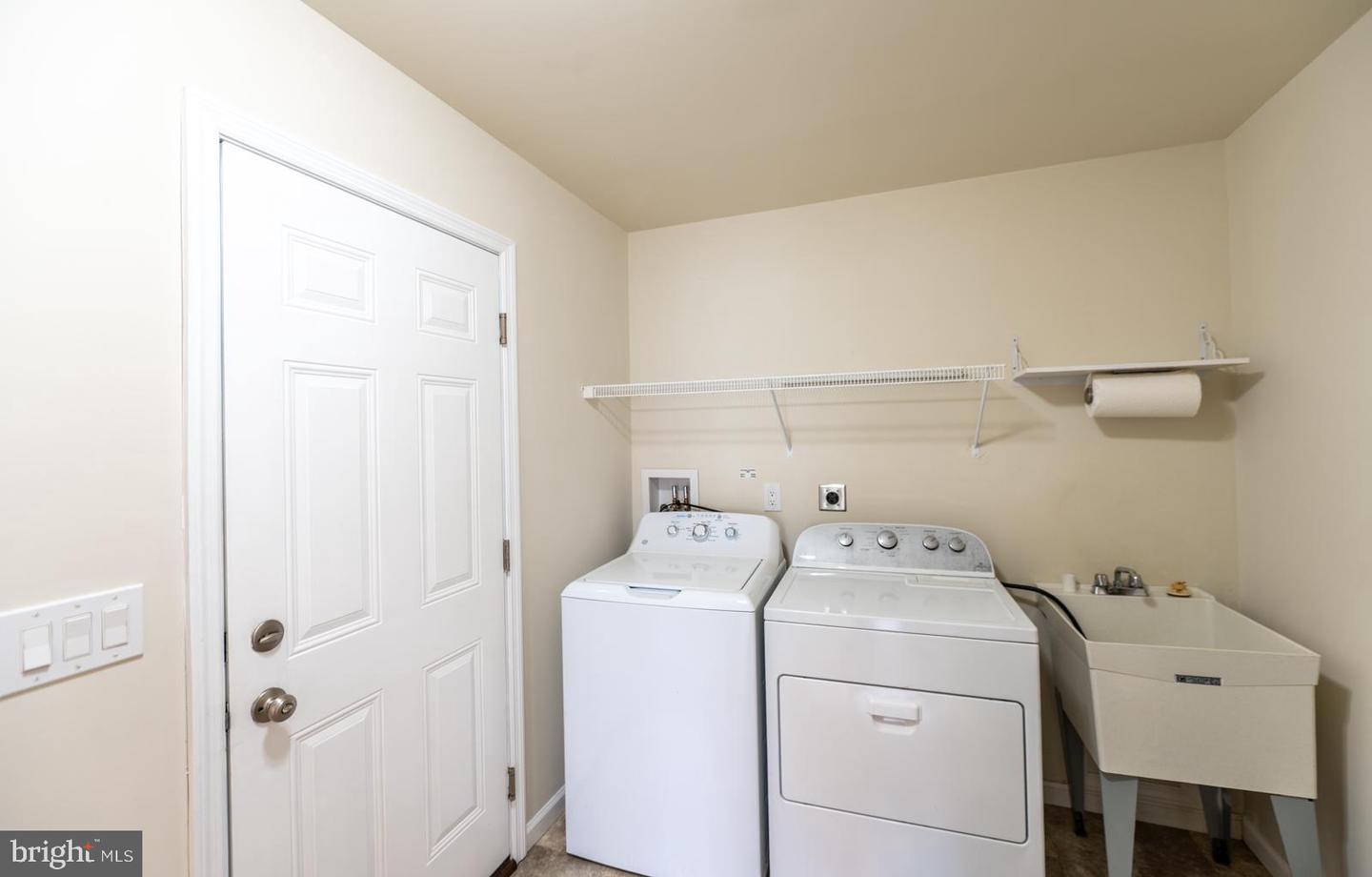 423 Honeysuckle Ln Property Photo 30