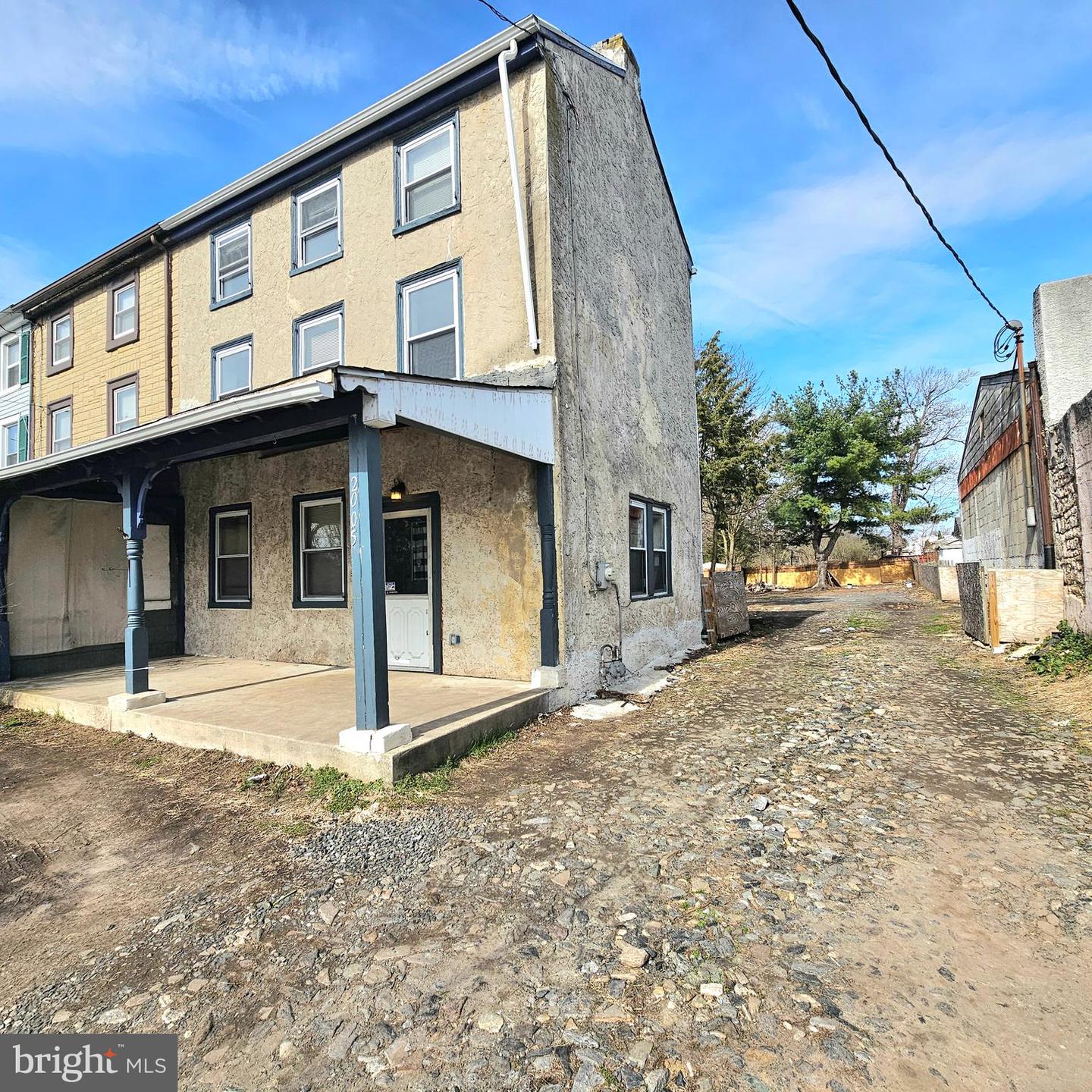 2005 W Main St Property Photo 1
