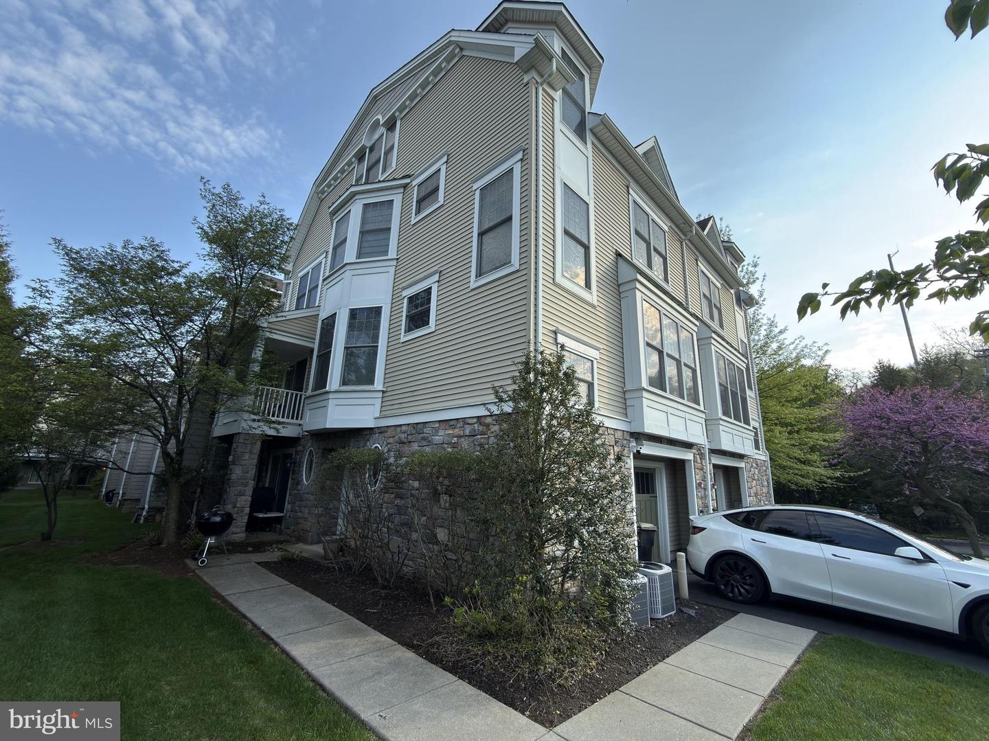 211 Holland Ave Property Photo 1